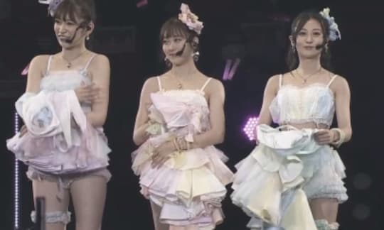 吉田朱里のエロいパンチラ画像