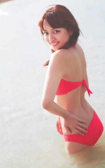 赤ビキニ姿の川口春奈のお尻