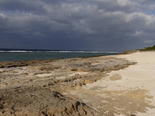 砂浜と岩場が混在