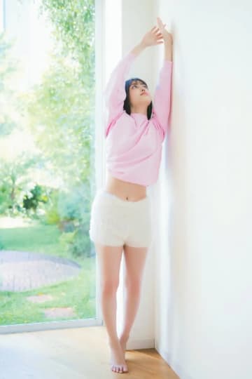 久保史緒里 おっぱい