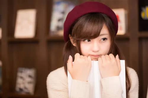 本を抱いている女性