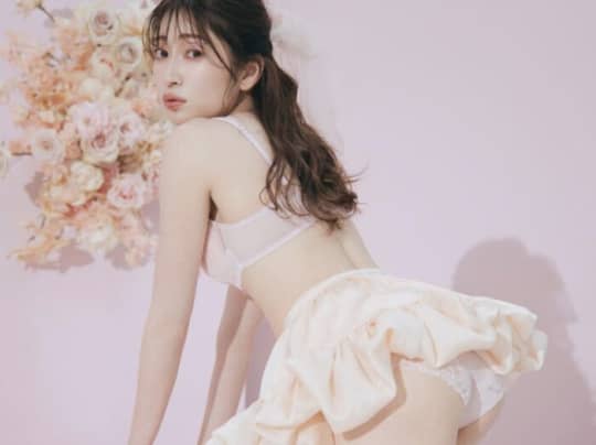 吉田朱里のエロいお尻にかぶりつきたくなる