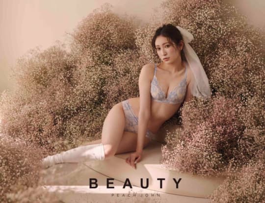 吉田朱里のエロいおっぱい(巨乳)画像