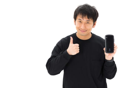 スマホを持つ男性