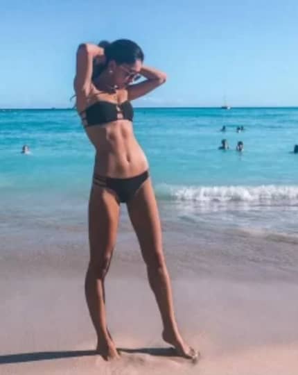 ビーチでポーズを決める池田美優