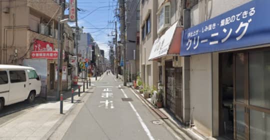 無料案内所を左折した通り