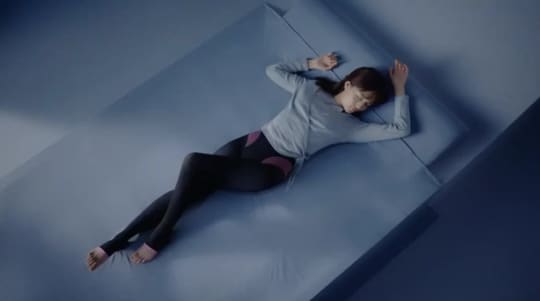 ベッドでリラックスする川口春奈