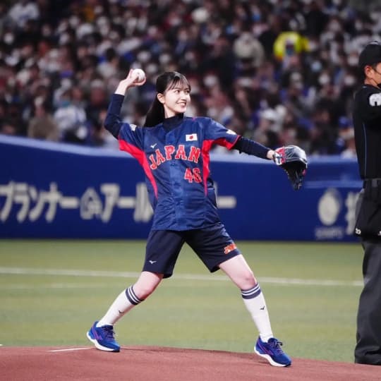 久保史緒里 おっぱい