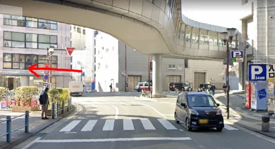 陸橋下の道路