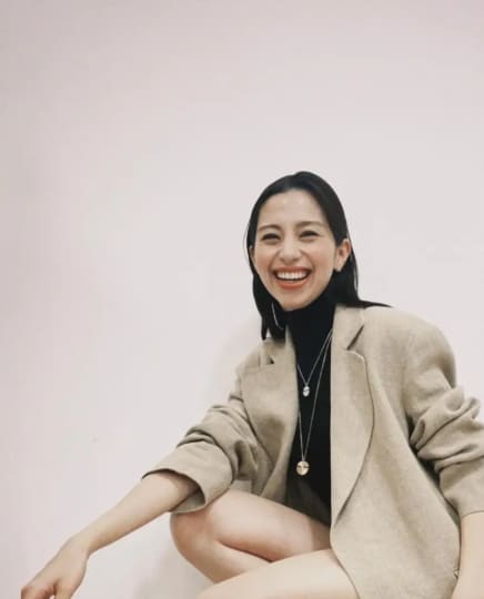 しゃがんでいる中条あやみ