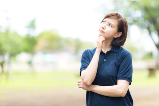 首をかしげる女性