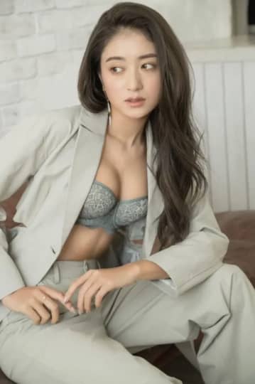 下着にジャケットを羽織る池田美優(流し目)