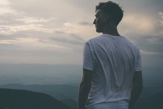 遠くを見つめる男性