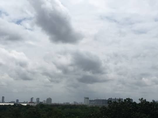 バンコクの雨季の空