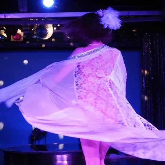 ストリップ女優