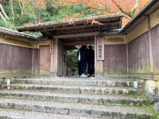 瑠璃光院山門