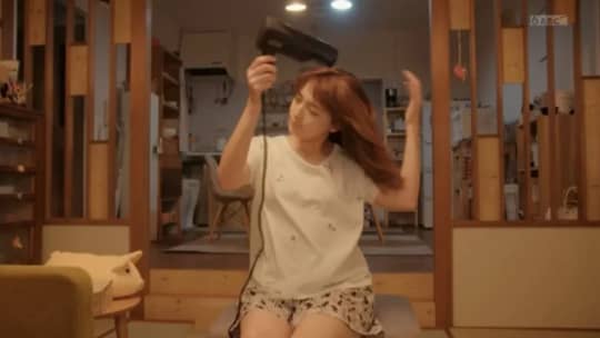 ドライヤーで髪を乾かす河口春奈
