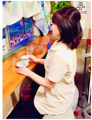 カウンターに座る美女