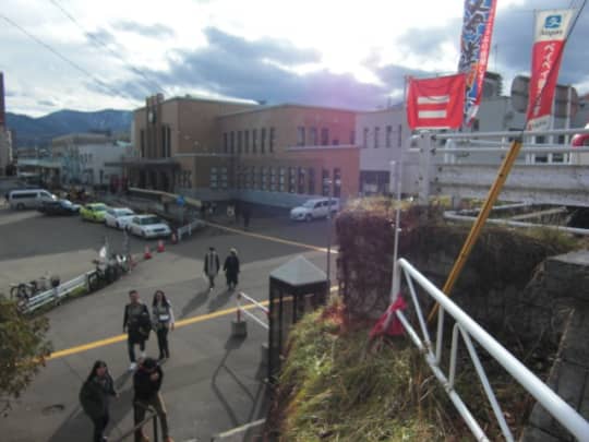 三角市場から小樽駅はすぐそこ