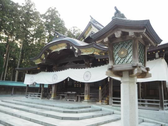 弥彦神社本殿