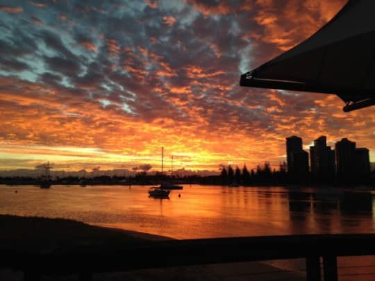 ゴールドコーストの川側の夕焼け