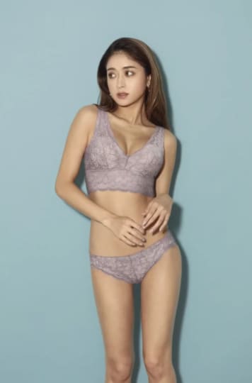 紫の下着姿の池田美優