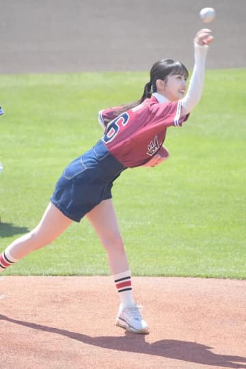 久保史緒里 おっぱい