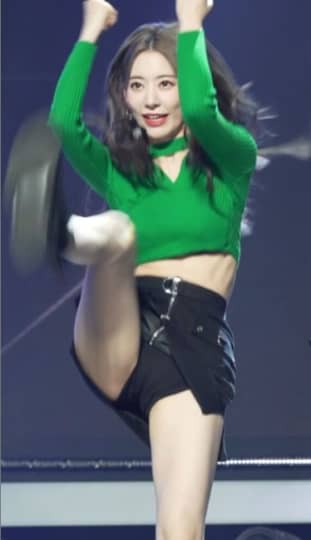 宮脇咲良 おっぱい