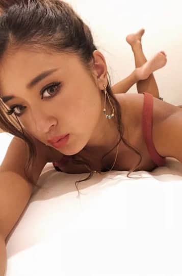 うつ伏せで自撮りする池田美優