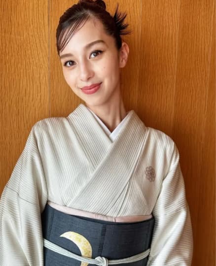 和服姿の中条あやみ