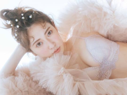 吉田朱里のエロいおっぱい(巨乳)画像