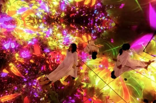 Floating in the Falling Universe of Flowers