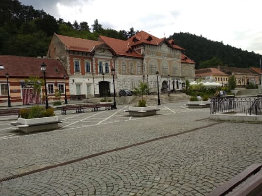 自然に囲まれたルシュノフ駅前