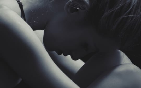 落ち込む女性