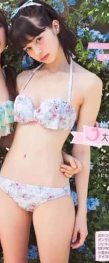 花柄ビキニの中条あやみ