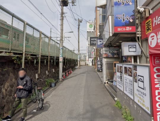 は鶯谷駅北口スグの線路沿い