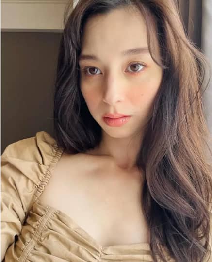 胸元を見せる中条あやみ