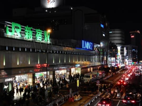 夜の新宿駅
