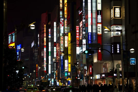 新宿の夜の繁華街