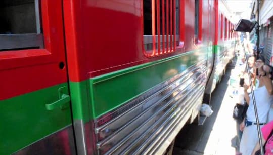 メークロン市場 電車