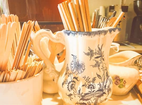 店内にある紙ストローやスプーン