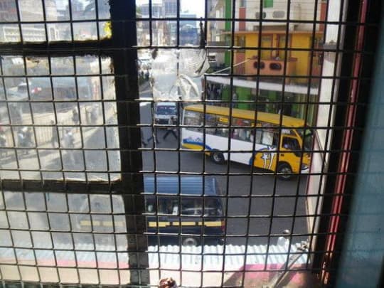 鉄格子越しの街並み