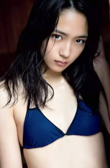 黒ビキニで上目遣いの川口春奈