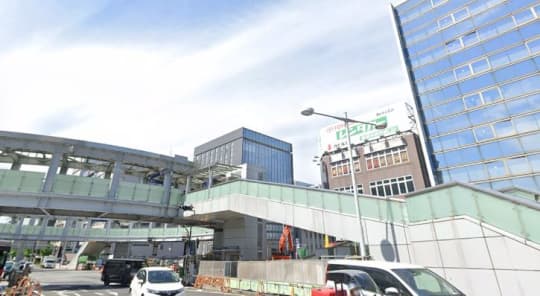 新横浜駅東広場からお客様センターに向かう風景