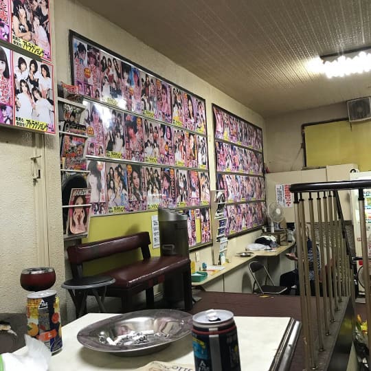 ロビーはAV譲の写真でいっぱい