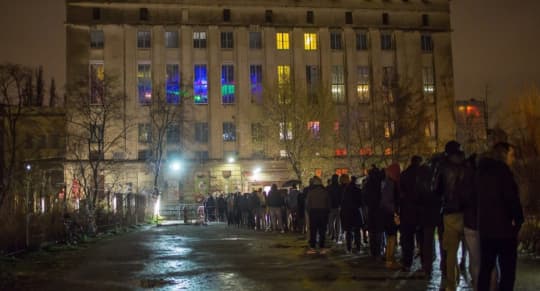 Berghainの入場を待つ長者の列