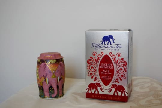 ゾウの缶入り（写真は小さい方の缶）と紙箱入りがあります