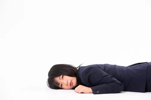 横たわる女性