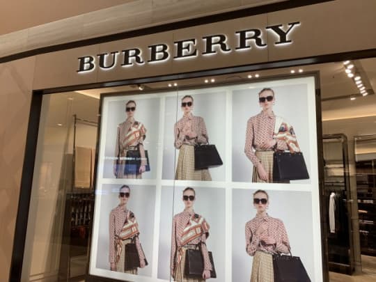  ロッテ免税店　ワールドタワー店　burberry