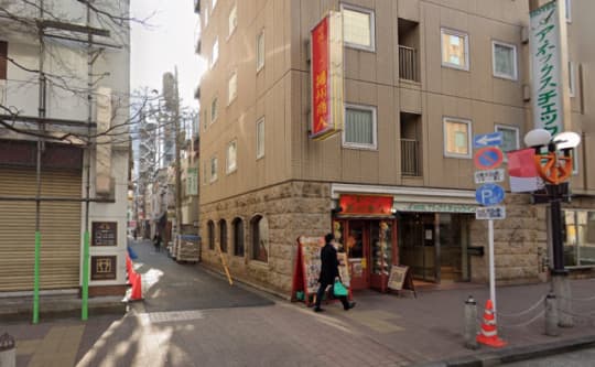 鳥森通りの路地裏に入る道